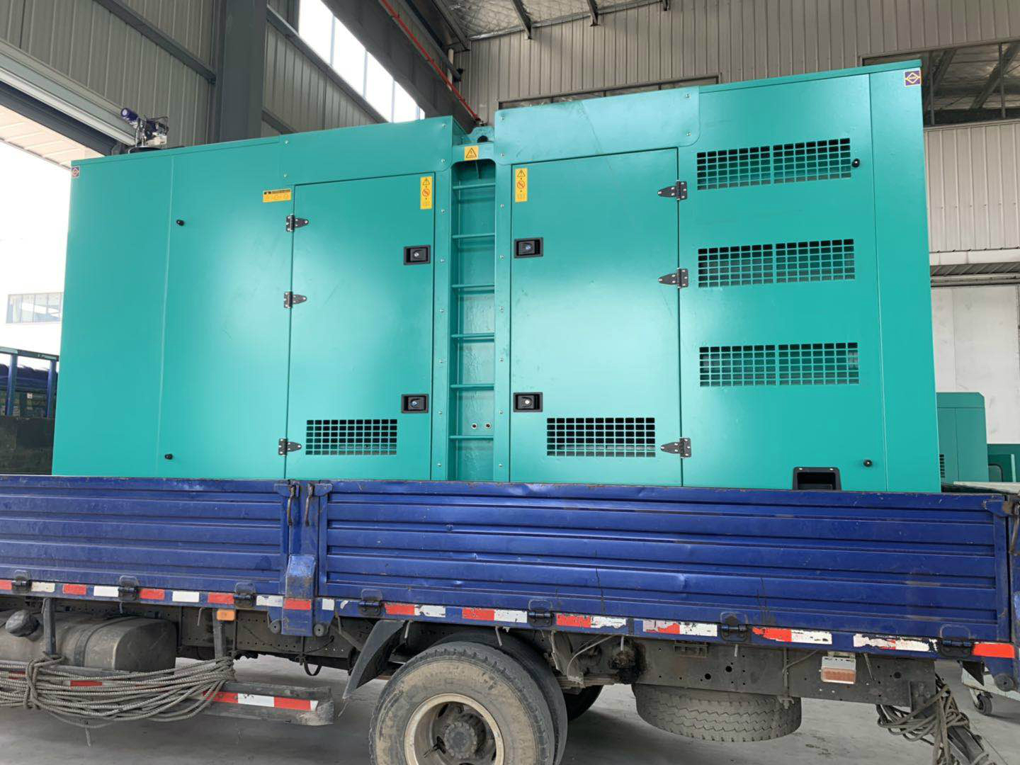 镇江某砂石场采购450kw静音箱康明斯一台